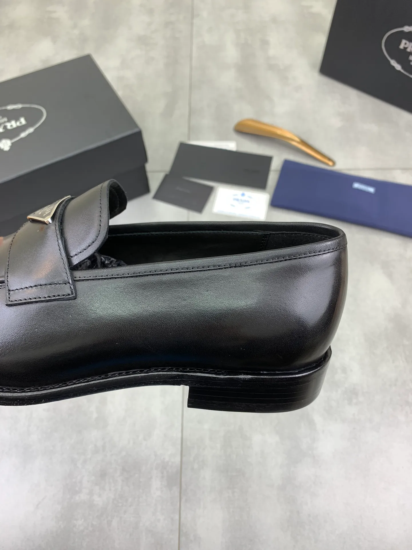 Factory price P920 💰 (high-grade genuine leather outsole) original quality, top version 🔱 ＰＲＡＤＡPrada. Men's business casual leather shoes, top quality leather shoes. 1:1 shipment⬆️Luxurious and noble👞All imported original brand fabrics, just to create a more comfortable wearing experience. Upper: Original comfortable selected calfskin➕Top imported water-dyed full cow lining, original lightweight and comfortable high-end genuine leather outsole✔️Number: 39-44 (38.45.46 can be customized)